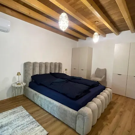 Premium 4 Szobas Erkellyel, Parkoloval Apartament