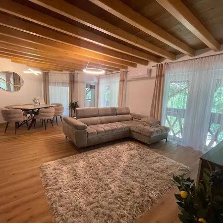 Premium 4 Szobas Erkellyel, Parkoloval